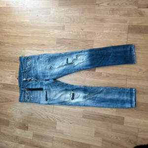 Dsquared2 jeans - dsquared2 Jeans i bra skick. Köpta för ca 8000 men säljer för 4000. Pris kan diskuteras vid snabb affär