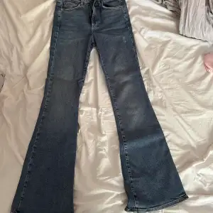 Blåa bootcut jeans från gina, nyskick knappt använda. Nypris 500, säljer för 99. Storlek 38, passar även 36. Väldigt stretchiga