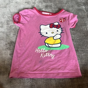 Hello Kitty mini t shirt  - Gulligt hello Kitty linne utan defekter som jag säljer då de inte kommer till andvändning 💖