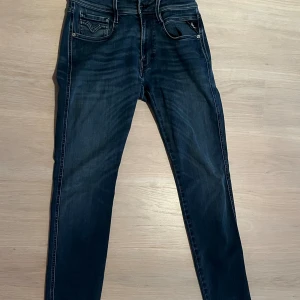 Mörkblå replay anbass jeans - Tja, säljer ett par mörkblå replay anbass jeans. Skick 9/10 knappt några tecken på användning. Priset är inte hugget i sten. 🔥