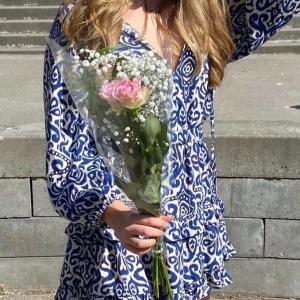 Sommarklänning från Zara - Säljer denna fina sommarklänningen ifrån zara som är köpt för ett år sedan men den har inte använts så mycket, den är i bra skick👏🏻 Den är i storlek S men den passar säkert XS med💞 Skriv gärna för fler bilder💗 Priset kan diskuteras🙌🏻