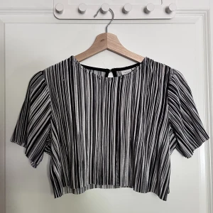 Magtröja - En klippt tröja i väldigt skönt material utan defekter.