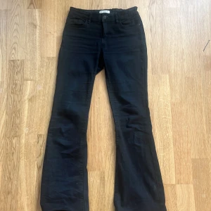 Lågmidjade jeans - Svarta jätte fina lågmidjade jeans som är utsvängda vid benen. Har även resår vid midjan och är i utmärkt skick❤️