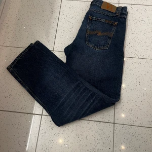 Nudie jeans - Tjena säljer nu ett par riktigt snygga nudie jeans i färgen blå. Dom är i ett väldigt bra skick och är nästintill nya. Dom är i storlek 28 30 och är i modellen Gritty Jackson. Hör av er angående frågor eller kring funderingar ✔️