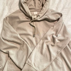 Grå Hoodie - Pris diskuterbart vid snabb affär ♡ Fraktar snabbt♡ Frågor? Kontakta mig, svarar snabbt♡ 