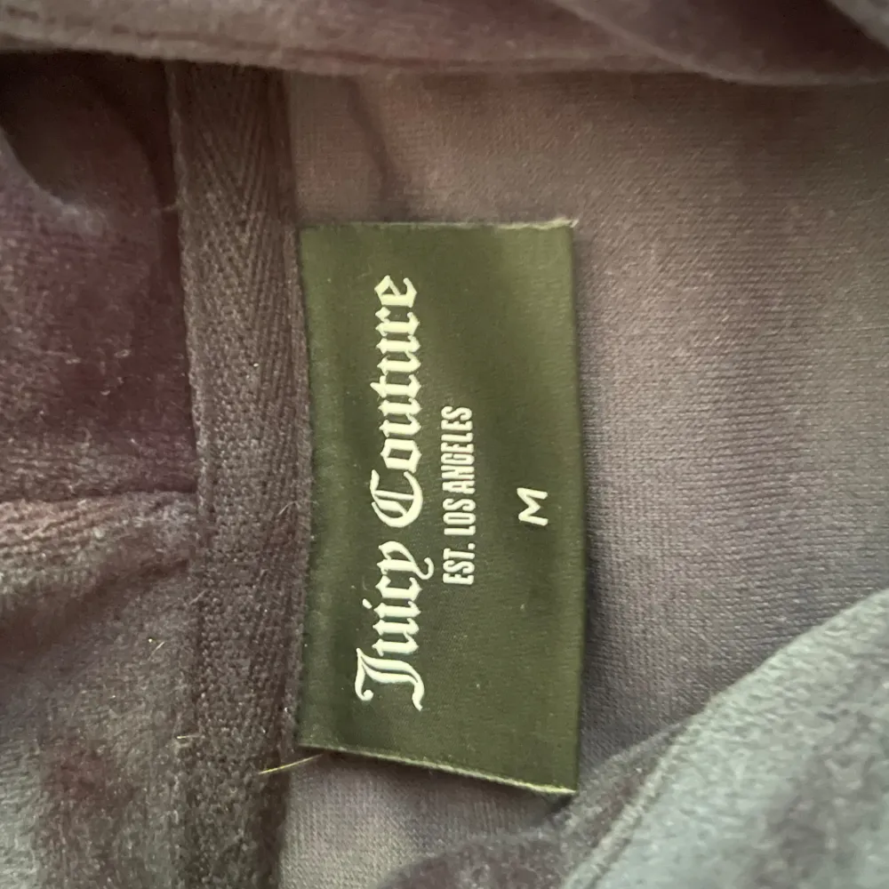 Juicy couture tröja, som ny, använt 3 gånger för längesen (bara hemma). (Säljer även byxorna, så kan diskutera priset vid köp av båda) . Hoodies.