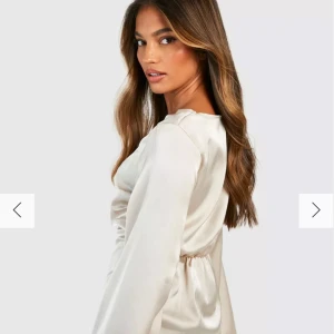 Topp/blus - Säljer en champange färgad lite festligare topp från boohoo i storlek L men sitter som M. Helt oanvänd och ny. Storleken var tyvärr för liten än vad jag trodde. Pris kan alltid diskuteras.