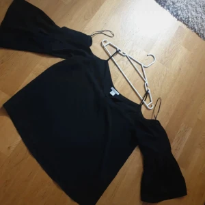 Blus 40 - Svart blus storlek 40. Använd vid 1 tillfälle 