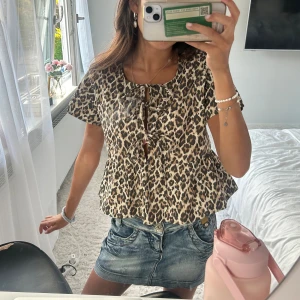 leopard topp - såå nice ganni inspirerad topp i leopard slutaåld från gina