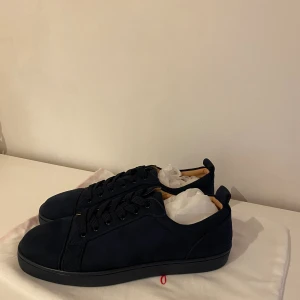 Christian Louboutin skor - Helt nya Christian Louboutin skor, väldigt stilrena och passar bra till sommaren. Skriv om vidare funderingar/foton. Mvh