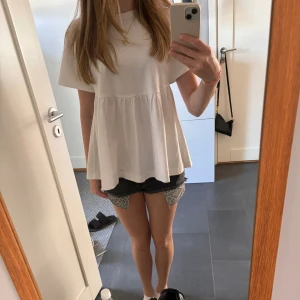 Zara volang tröja - T-shirt med volang från zara super söt