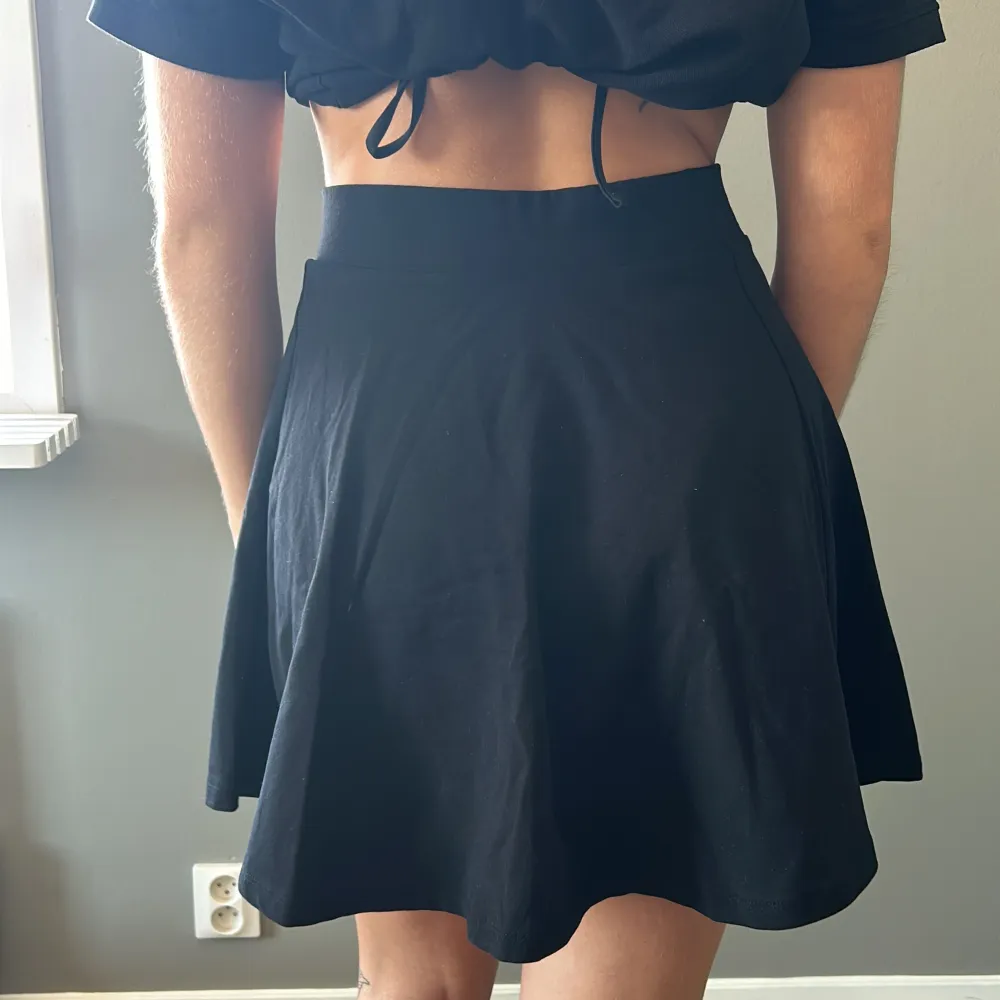 Fin svart minikjol från H&M  Stl S  Vid frågor vänligen kontakta och kan samfraktas ihop med andra köp . Kjolar.