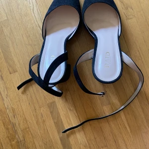 Klackskor svarta  - Ett par klackskor i strl 40, använda två ggr 