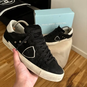 Philippe Models - Säljer nu dessa schyssta Models👟. Skick 8.5/10. Inga större tecken på användning. Allt og ingår samt vita snören. Hör av vid funderingar 🙌