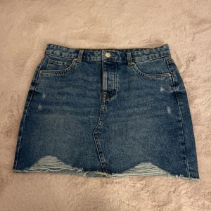 Jeans kjol - En fin kjol i storlek 38, i jätte bra skick och knappt använd 