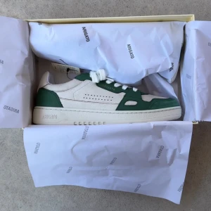 Axel Arigato Sneakers - Prislapp kvar, endast använda för att fota ett samarbete i 10min.  Nypris: 2500