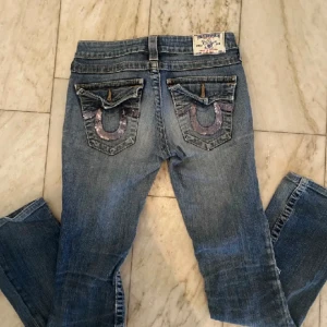 True religon - Midjemåttet rakt över är runt 37cm och innerbenslängden är runt 73cm🎀