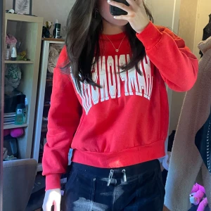 Sweatshirt - Säljer denna fina sweatshirt med text på, storlek xs men passar mig också som har S💓