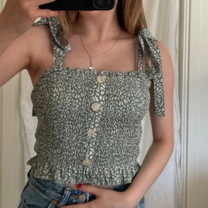 Grönvitt linne - Gullig topp jag köpt second hand
