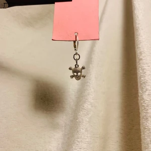 Skull🩷 - Ett örhänge med en dödskalle på som är rätt annorlunda och bland annat passar till ”rock star” örhänget. Säljs styckvis🎀🩷