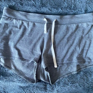 Gråa pyamas shorts - Super söta gråa pyjamas shorts med rosa snören. Köpt på hm för många år sedan men är hela och fina. 
