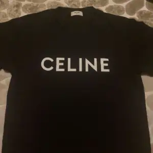 Celine tshirt för 300 kr. Skick 10/10. Bara att höra av er vid frågor tveka inte. 