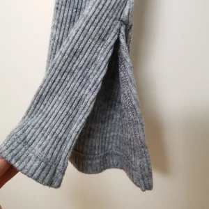 Ribbad tröja med trumpetarmar - Oanvänd ribbad tröja med trumpetarmar i storlek XS