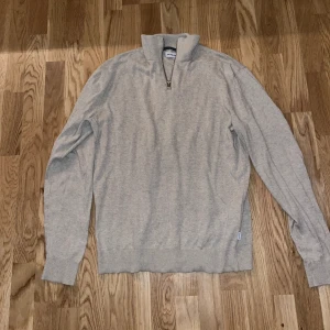 Beige halfzip från Jack & Jones - Säljs eftersom den inte används. Knappt använd sedan köp.   Ny pris: 500  Pris går att diskutera vid snabb affär