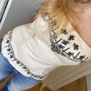 Sommartopp  - Modellen är en korset i storlek L, men jag som vanligtvis var storlek s/m kan ha den som en vanlig tub-topp. 