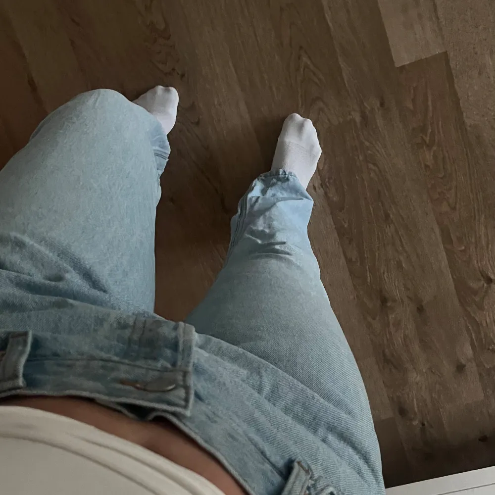 Jag säljer ett par ljusare blåa jeans från Weekday. Jeansen är använda ett få tal gånger och är i fint skick. De har bra passform och längd för mig som är 169. Nypris: 600kr. As snygga😍😍. Jeans & Byxor.