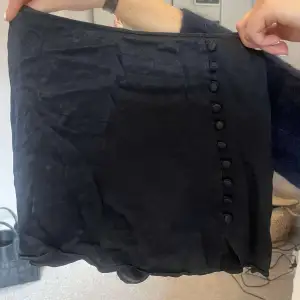 Helt defektfri kjol från Zara, behövs bara strykas så blir den som ny💘Säljer pga för lång på mig (är 159 cm) 