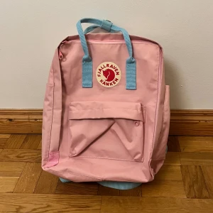 Kånken fjällräven  - Jättefin kånken!! Köptes 2019 och har använts sparsamt🫧💓i en fin blå och rosa färg. Den vanliga storleken