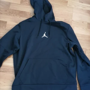 Jordan Hoodie i svart - Storlek M Regular fit Väldigt bra skick och använts få gånger Väldigt mysigt och skönt material. Perfekt till sommarkvällar!