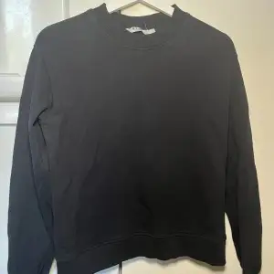 NA-KD Sweatshirt i storlek S. Är i gott skick. Jag säljer 3 svarta toppar, vill man köpa alla så är paketpriset 90 kr :)