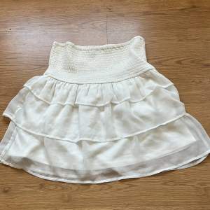 Säljer denna kjol för den kommer inte till användning längre, köptes för 400 från Bik Bok, skriv om ni är intresserade 💕