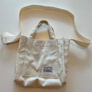 Väska - Väska i manchester material. 