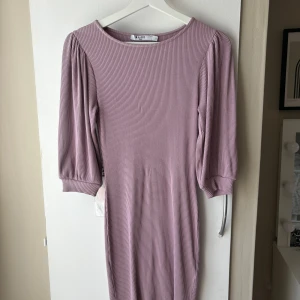 Klänning  - Lila klänning från NA-KD aldrig använd så mycket fint skick! 