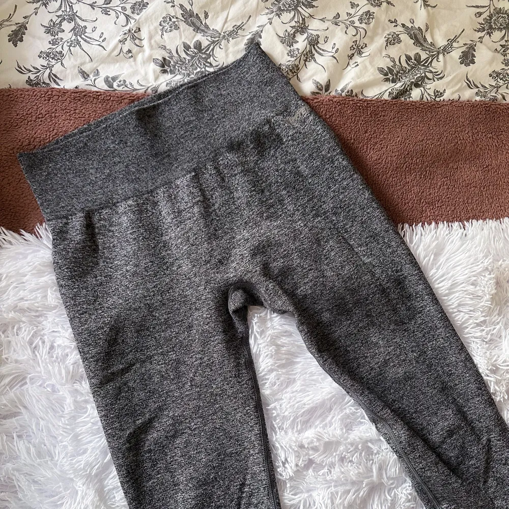 Gym leggings from Bo&Tee, original price was 560sek (£42). Worn a few times but great condition, no tears or signs of wear.   Wash 30°C no tumble dry🫶🏼. Sport & träning.