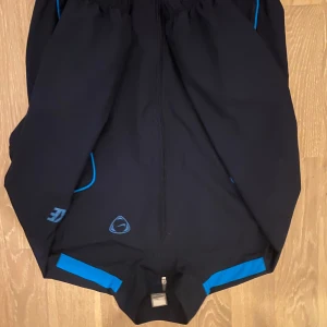 Vintage Nike windbreaker - Säljer denna snygga retro windbreakern från Nike. Perfekt skick och iprincip inga märkbara defekter. Hör av er vid frågor!!