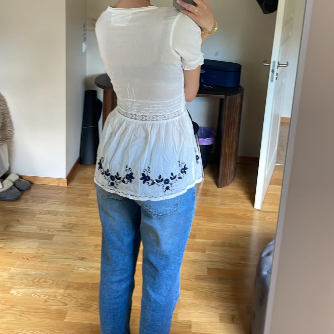 Söt sommartorp med spets och broderi detaljer - 91