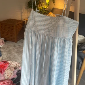 Klänning  - Söt blå randig klänning från asos stl 40