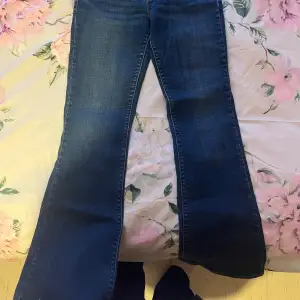 Super snygga lågmidjade jeans som jag nyligen köpt, men insåg att dom tyvvär var lite för korta på mig. Passar runt 160-165 i längd och S i midjan🥰🥰