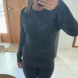 Stickad tröja - Skön stickad tröja från vero Moda i väldigt bra skick och knappt andvänd. Säljer pågrund av att den är för liten🩷