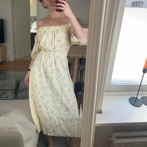 Off shoulder klänning  - Klänning från hm i gulligt print. Öppning i ryggen, perfekt sommarklänning. 
