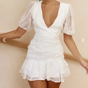 Student klänning  - Säljer denna superfina klänningen från hello Molly. Den är förliten för mig de är anledningen till att jag säljer den. Vekrligen en dröm klänning. Perfekt till studenten! Den är köpt för 1300kr och aldrig använd med prislapp kvar! 