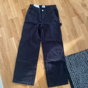 Vida jeans - Vida svarta jeans, fickor på sidan, oanvända.