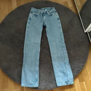 Dessa jeans är från weekday och är såå fina men tyvärr lite för små i midjan. De köptes för 599kr och har använts fåtal gånger. Dom har inga tecken på användning.