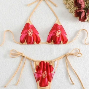 Blommig bikini - Endast testad med underkläder + skyddet sitter kvar🌸
