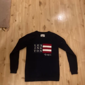 Stickad lexington tröja - En riktigt snygg stickad tröja i storlek XS som borde passa folk mellan 160-170. Skicket är 10/10 och jag säljer den eftersom att den var Fel storlek