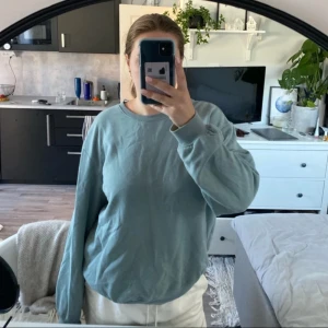 Sweatshirt - Grön sweatshirt från H&M. Strl M herr, men jag som M dam har använt den och den är lite oversize på mig. Jättefint skick